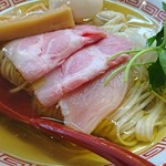 自家製麺 くろ松 - アングルを変えてパシャ！スープか透きわたってますから湖底まで見えそうですね。