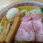 自家製麺 くろ松 - 役者さんたちを紹介します。煮玉子、シナチク、ワンタン、レアチャーシュー、鶏チャーシュー、刻みねぎ、三つ葉、以上。