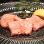 肉や大善 - 『幻タン』¥3,200円
            値段の割には普通かなという印象です。他にもこの程度のタンはもっと安い価格で頂けると思います。