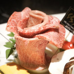 肉や大善 - 『ミスジ』¥3,000円
            とても柔らかいミスジです。綺麗にサシも入っていて美味しかったです。飾り付けも少し高級感のある感じです。