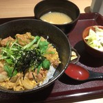 麒麟のまち - 大山鶏の親子丼 900円