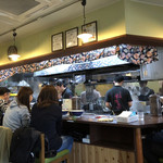 らぁ麺 紫陽花 - 店内。厨房内では男性3人が働いてます。