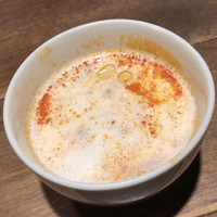 キャトルラパン　神戸三宮 - ビーフブイヨンと海老のスープ、煮込み野菜が入って仕上げにトリュフオイルを掛けています。これが抜群に旨かった！