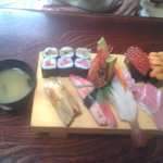 白梅にぎり（最高値）うに/まぐろがちがうらしい（＾⊆＾）絶賛も・・・おいしそに取れてない(T△T)すみませんです