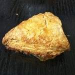 ザ シティ ベーカリー - メープルベーコンビスケット＠290円。底にうっすらとメープルのカチカチがついている。