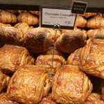 ザ シティ ベーカリー - チョコレートクロワッサンの山
