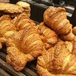 ザ シティ ベーカリー 吉祥寺パルコ店 - 店頭のプレッツェルクロワッサン