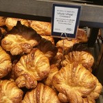 ザ シティ ベーカリー - ゴマがついてないのはホールウィートクロワッサン
