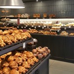 ザ シティ ベーカリー 吉祥寺パルコ店 - ぎっしりパンが並んでます