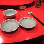 龍水楼 - 赤い円卓に名入れの食器