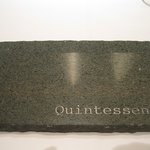 カンテサンス - 数種類あり、2010年訪問時の石プレート