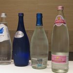 カンテサンス - ミネラルウォーターもガス入り、無し、常時数種類用意され硬度の説明もされます