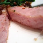 カンテサンス - 群馬芋豚の３時間ロースト、香茸ソース。中はしっとり柔らかでジューシー。