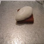 カンテサンス - 2010夏。ココナッツクリームを乗せたパイナップルのタルト。