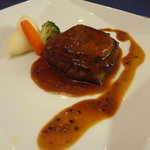 カジュアルフレンチ アミューズ - 牛フィレ肉とフォアグラのソテー（120g）ブラックペッパーソース