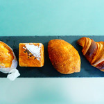 コム・シノワ - 左からアヒージョのピッコロ、スペイン産カカオ７０％のクリームパン、キーマカレーパン、クロワッサン サク