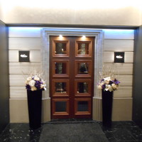 レストラン ヴァリエ - 重厚な玄関