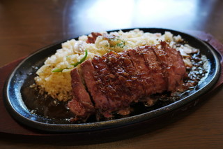 pony - カットステーキ＆ガーリックピラフ