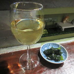 TAHOE - グラスワインとお通しの生わかめ