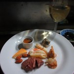 TAHOE - オードブル600円、ワイン400円
