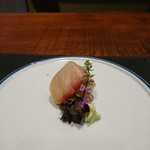 傳 - (2019年1月　訪問)お造り。魚はなんだったかな？失念したものの、むっちりした食感は明確に覚えている、それが傳さんの凄さ。