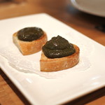 ARMONICO - 鮑の肝とブラックオリーブのブルスケッタ