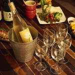 h Tisanti Syou And Kositu Daining Guragara - 県産のワインは、白・赤・ロゼからスパークリングまで、受賞ワインを中心に常時50種類以上！