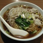 台湾料理 六順園 - ワンタン麺全景