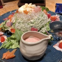 大山鶏と鮮魚 居酒屋 まいか - 黒豚生ハムと海の幸サラダ 海老香るシーザードレッシング