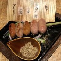 大山鶏と鮮魚 居酒屋 まいか - 自家製五種の鉄板ソーセージ