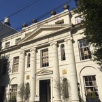 オーベルジュ・ド・リル トーキョー - クリスマスのアドベントカレンダーのような白亜の邸宅