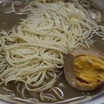 煮干鰮豚骨らーめん 嘉饌 - 麺、煮玉子アップ