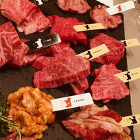 熟成和牛焼肉エイジング・ビーフ 横浜店 - 圧巻！熟成肉盛り合わせ