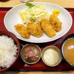 Tsukiji Shokudou Genchan - 〔季節限定〕カキフライ定食（￥1166）。味噌汁に桜海老が入っているのは、いかにも海鮮の店らしい