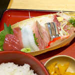 Tsukiji Shokudou Genchan - ビンチョウマグロ・イカ・カジキマグロ・キビナゴ・カツオ・酢ダコ。刺身の味は期待以上！