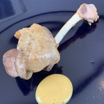 プレゼンテ スギ - 　⑦蒸し上げて焼いた青首の手羽先 マスタードソース