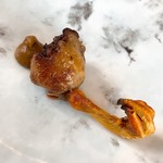 プレゼンテ スギ - ⑨Sugiのケンタッキー（中に干し椎茸を詰めて油で揚げた青首腿肉 お米と飴色タマネギを2週間発酵させたソース）