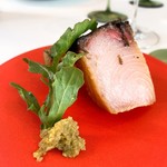 プレゼンテ スギ - ⑩鰤と大根 2018（ガストロバックして身は生の鰤 皮はパリッと香ばしく焼いて アラとフランボワーズでガストロバックした大根 グリーンオリーブとレモンを潰して）