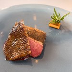 プレゼンテ スギ - ⑱～High＆Low ステーキ～（珈琲豆と24時間マリネしてから2時間かけて低温で火を入れ皮は薪で高温一気に焼き上げた青首胸肉 千葉県の果物 桑の実・苺・金柑・蜜柑のソース）