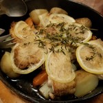 鉄鍋ビストロ＆ワイン デリカージュ - 国産鶏と冬野菜の南部鉄器ハーブロースト