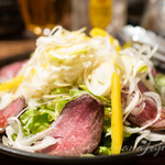 くすお - 九州和牛がっつりサラダ780円