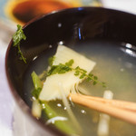 うを徳 - 椀（しるもの）、 ”筑前（ちくぜん）八女（やめ） の笋（たけのこ）”＋”椒芽（きのめ）”