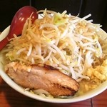 麺道場 隼 - 道場やぶりという名のラ－メン（麺普通、辛味なし、野菜増し、卓上にんにくたっぷり）