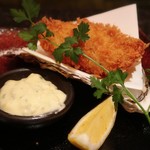 とんかつ マンジェ - 仙鳳趾産カキフライ✨
      レモンとの大きさ対比で分かるかな？