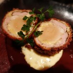 とんかつ マンジェ - 影に隠れてますが。。
      貝柱の生ハムチーズロールフライ♪
      フォアグラが苦手な人には此方がオススメ！