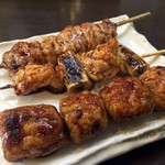 炭火焼鳥 喜八 - ねぎま、かわ、肉だんご。各１本100円也。税込。