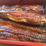 うなぎ亭 友栄 - 分厚くてふわふわで、そのままでもご飯とでもどう食べても美味しいです。