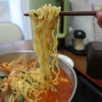 ママキムチ - ユッケジャンラーメンの麺