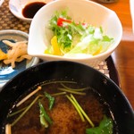 俵家 - 赤だしとサラダ