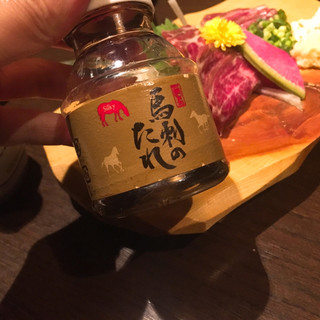 Kimurayahonten - 馬刺しのタレは甘め。馬刺しには甘い醤油が合う